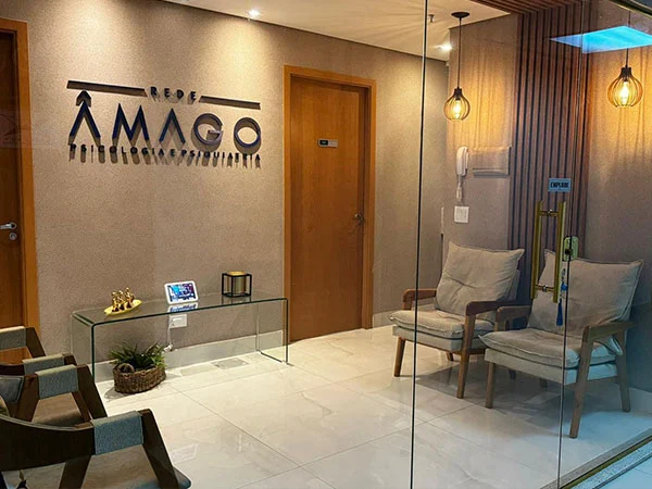 Recepção da unidade Business com poltronas e logo Rede Âmago
