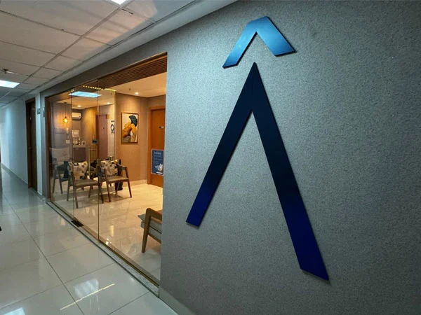 Corredor da unidade Business com logo Âmago em destaque